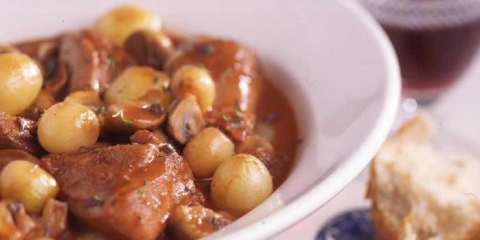 Lag en smakfull coq au vin med vår enkle oppskrift