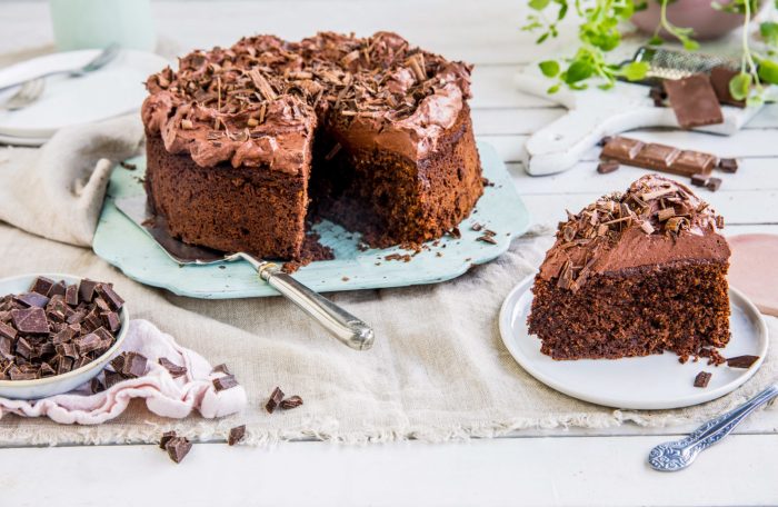 Lag en nydelig sjokoladekake med et elegant fondanttrekk