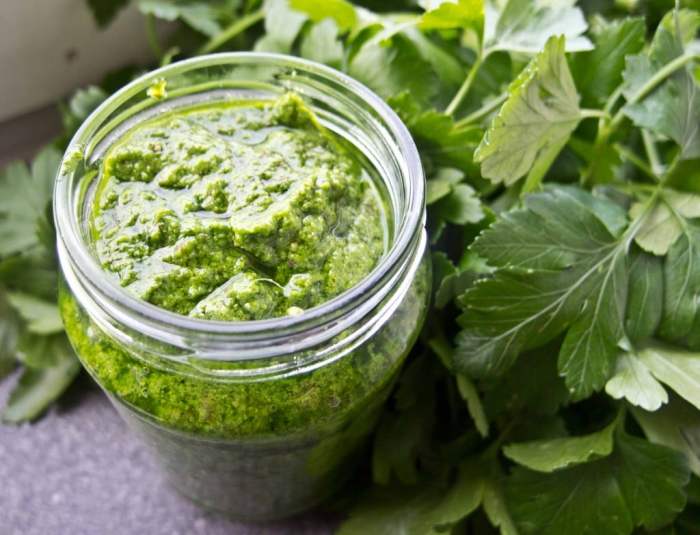 Oppskrift på grønn pesto: En smaksrik reise med urter og nøtter