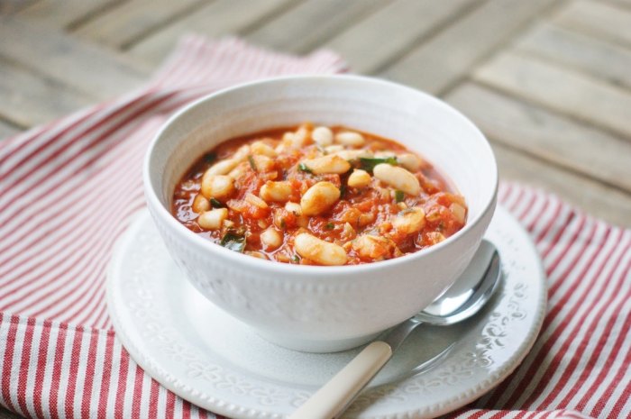 Lag smakfulle bønner i tomatsaus: En komplett oppskrift