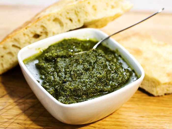 Oppskrift på grønn pesto: En smaksrik reise med urter og nøtter