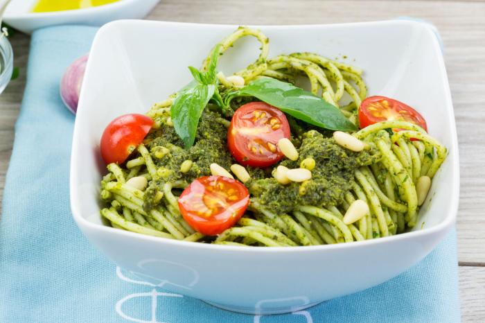 Oppskrift på grønn pesto: En smaksrik reise med urter og nøtter