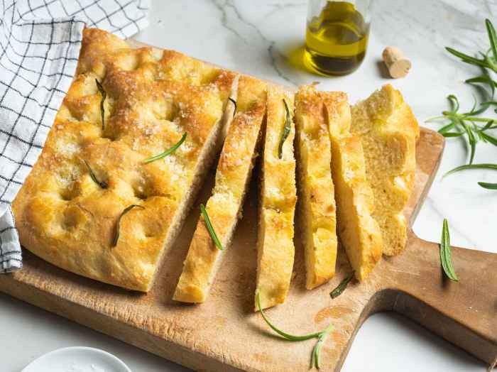 Luftig focaccia oppskrift i liten langpanne: Enkle trinn for en sprø og luftig focaccia