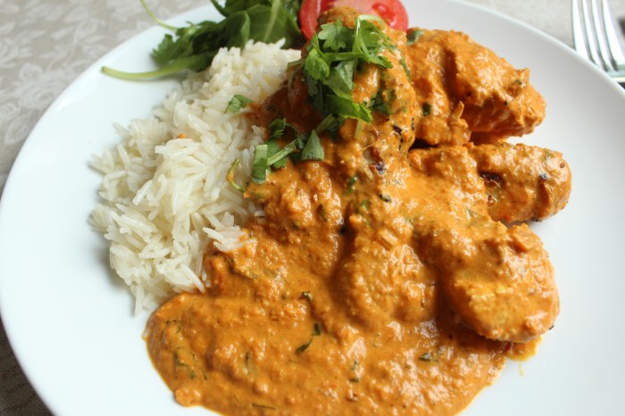 Lag en utsøkt tikka masala kyllingoppskrift med vår enkle veiledning