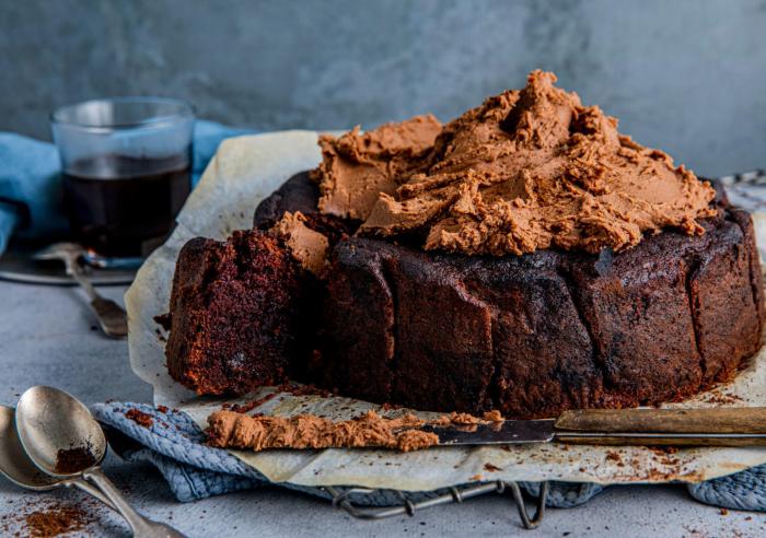 Sjokoladekake med glasur: Den ultimate oppskriften for en deilig og dekorativ kake