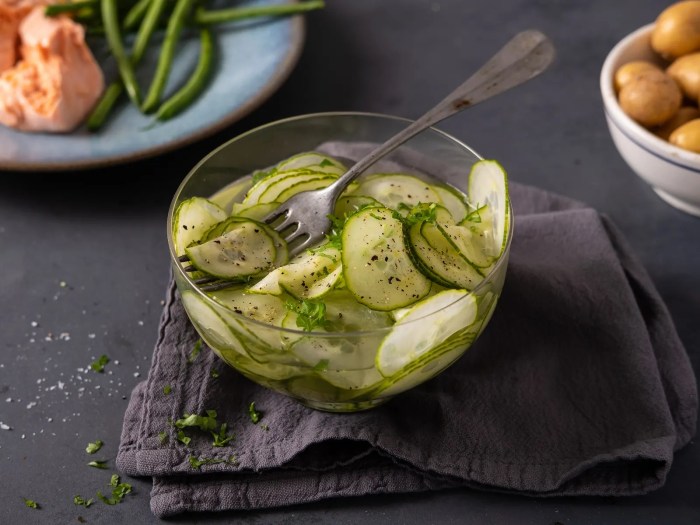 Lag en forfriskende agurksalat med eddik