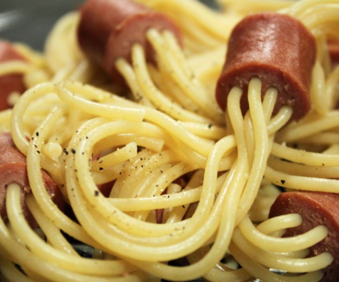 Lag en saftig pølse og spaghetti oppskrift på en enkel måte