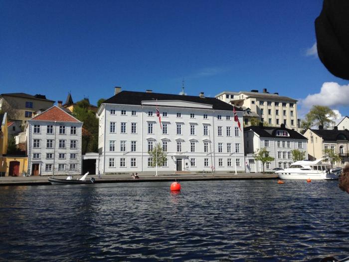 Omvisning I RåDhuset I Arendal, Utforsk Arendals Historie Med En Omvisning I RåDhuset – En Lokal Skatt!