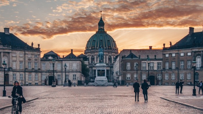 Omvisning På Amalienborg Slott, Opplev Dansk Kongelig Prakt Med En Omvisning På Amalienborg Slott – En Reise Gjennom Kongehistorien!