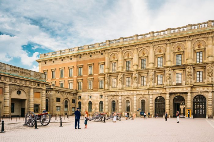 Omvisning Stockholm Slott, Opplev Svensk Kongelig Prakt Med En Omvisning På Stockholm Slott – En Historisk Opplevelse!