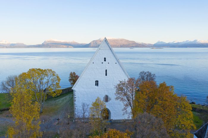 Omvisning Trondenes Kirke, Oppdag En Av Norges Eldste Kirker Med En Omvisning På Trondenes – En Reise Gjennom Kirkens Historie!