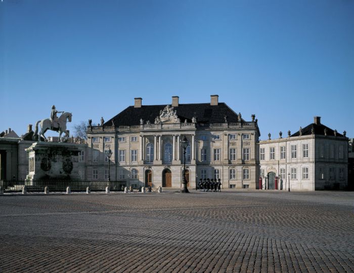 Omvisning På Amalienborg Slott, Opplev Dansk Kongelig Prakt Med En Omvisning På Amalienborg Slott – En Reise Gjennom Kongehistorien!