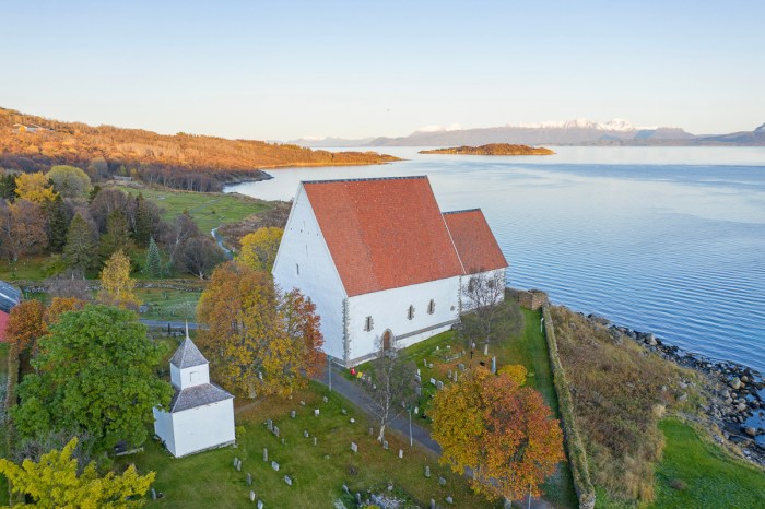 Omvisning Trondenes Kirke, Oppdag En Av Norges Eldste Kirker Med En Omvisning På Trondenes – En Reise Gjennom Kirkens Historie!