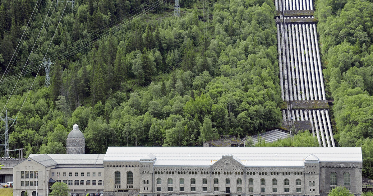 Tungtvannskjelleren Omvisning, Utforsk Norges Krigshistorie Med En Omvisning I Tungtvannskjelleren På Vemork – En Historie Om Mot Og Motstand!