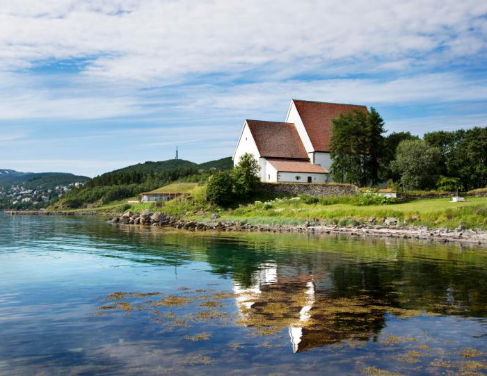 Omvisning Trondenes Kirke, Oppdag En Av Norges Eldste Kirker Med En Omvisning På Trondenes – En Reise Gjennom Kirkens Historie!