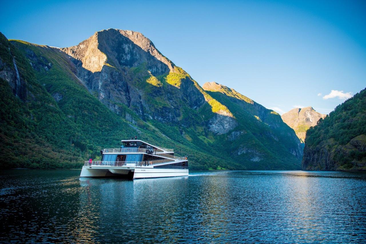 TuristbåT Omvisning, Utforsk Norge Fra Vannet Med En Omvisning På En TuristbåT – En NaturskjøNn Opplevelse!